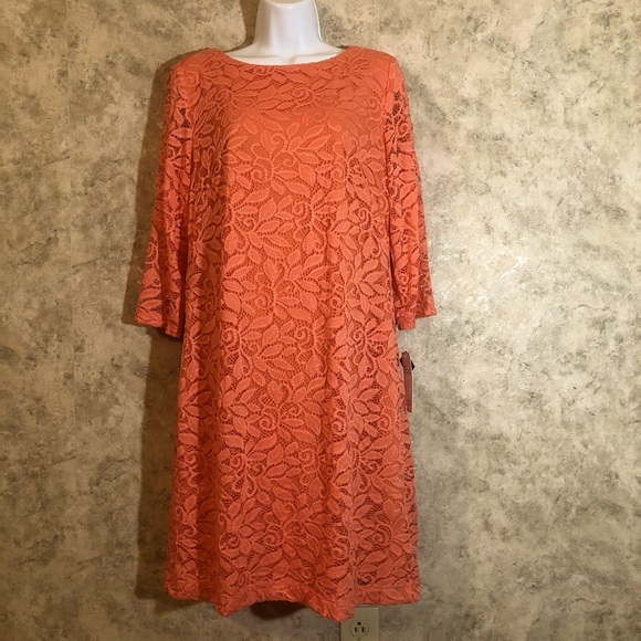 Sandra Darren Dresses & Skirts - Sandra Darren Pull-Over Floral Lace Dress